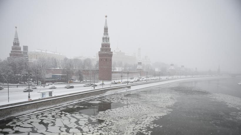 Давление зимой в москве. Пасмурный зимний день в Москве. Москва зимой пасмурно. Зима в Москве пасмурно. Зимняя пасмурность в Москве.